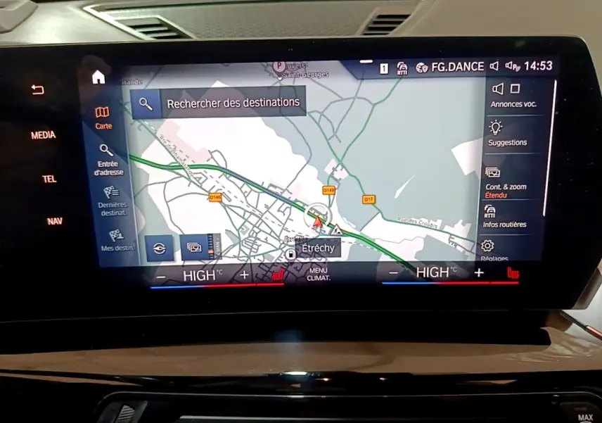 Écran tactile central du BMW X1 xDrive23i M Sport 2023 affichant la navigation avec carte et commandes climatisation.