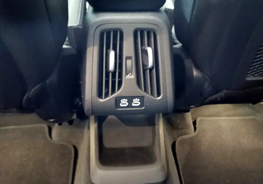 Vue rapprochée des aérateurs arrière et prises USB du BMW X1 xDrive23i M Sport noir, entre les sièges arrière.