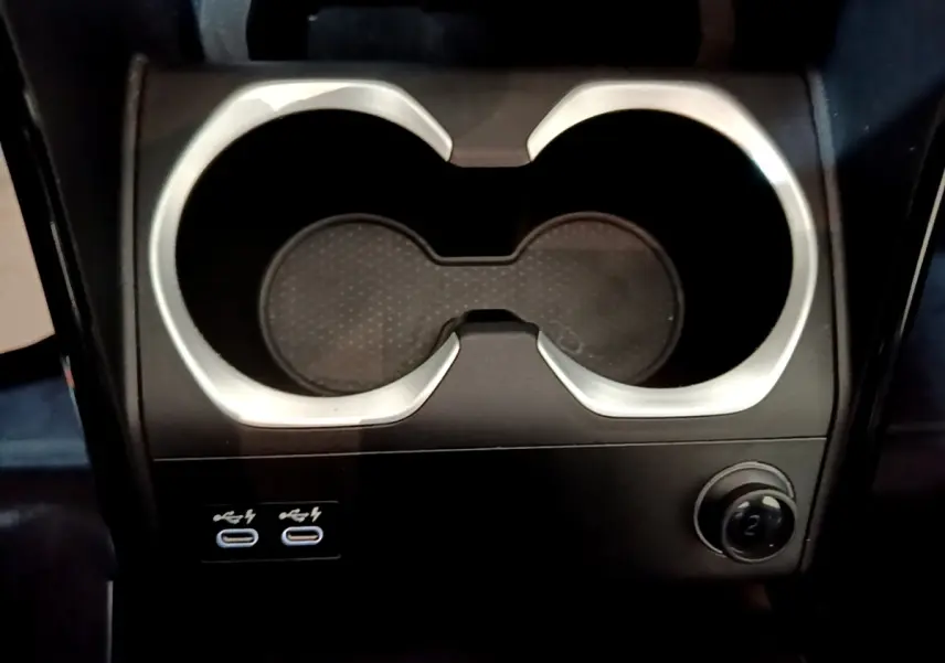 Gros plan sur les porte-gobelets arrière noirs avec deux ports USB-C et une prise 12V sur BMW X1 xDrive23i M Sport.