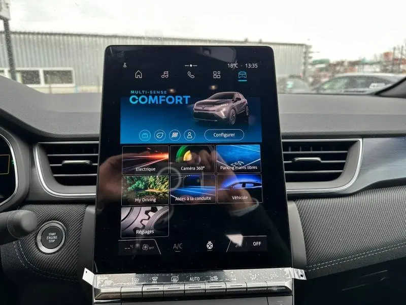 Écran tactile central du Renault Captur 2026 en mode confort, avec interface affichant options de conduite et caméra 360°.