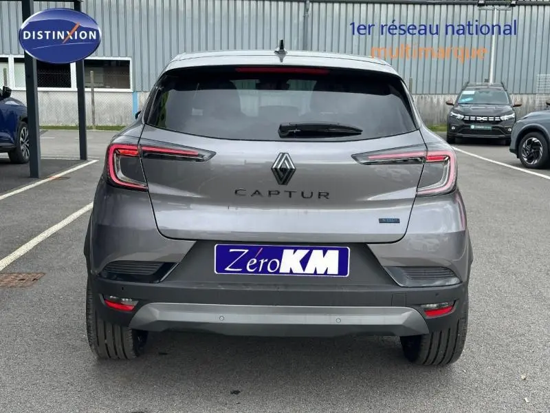 Vue arrière du Renault Captur 2026 gris Cassiopée avec feux LED et logo Captur bien visibles.