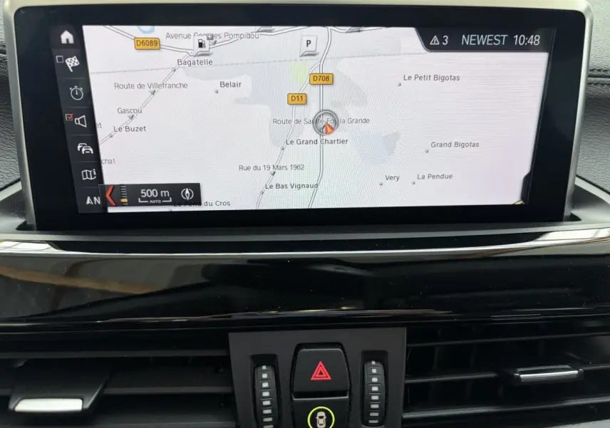 Écran tactile central du système de navigation 3D du BMW X1 xDrive25eA xLine blanc, vue intérieure frontale.