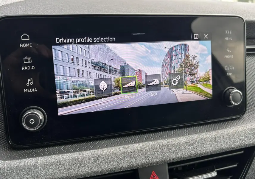 Écran tactile central de la Skoda Scala TSI 116 DSG7 Sélection affichant la sélection de mode de conduite.