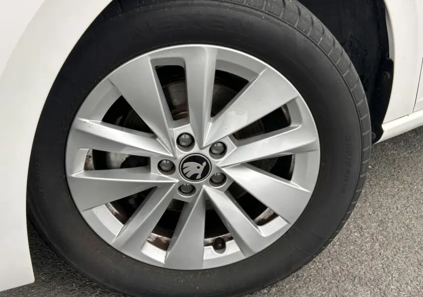 Gros plan sur la jante alliage 16 pouces Cortadero Aero argentée d'une Skoda Scala blanc Candy, roue avant droite.