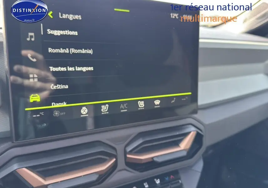 Détail de la console centrale avec écran tactile et aérateurs à inserts cuivrés dans un Dacia Bigster gris schiste.