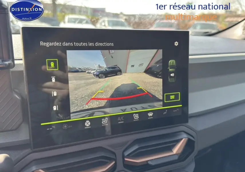 Écran tactile intérieur montrant la caméra de recul du Dacia Bigster gris schiste, avec tableau de bord et aérateurs visibles.