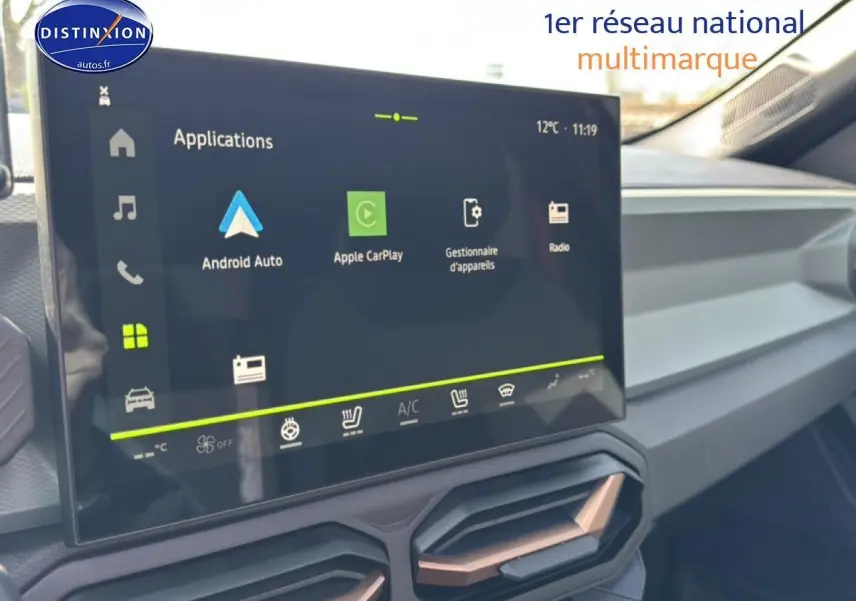 Écran tactile central affichant les applications Android Auto et Apple CarPlay dans l’habitacle du Dacia Bigster gris schiste.