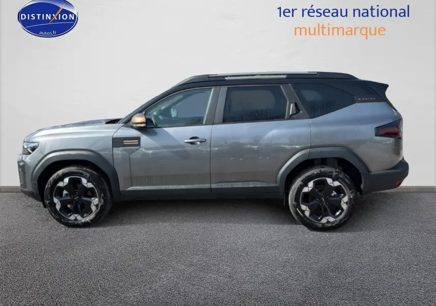 Profil droit du SUV Dacia Bigster gris schiste avec jantes noires et toit noir contrasté.