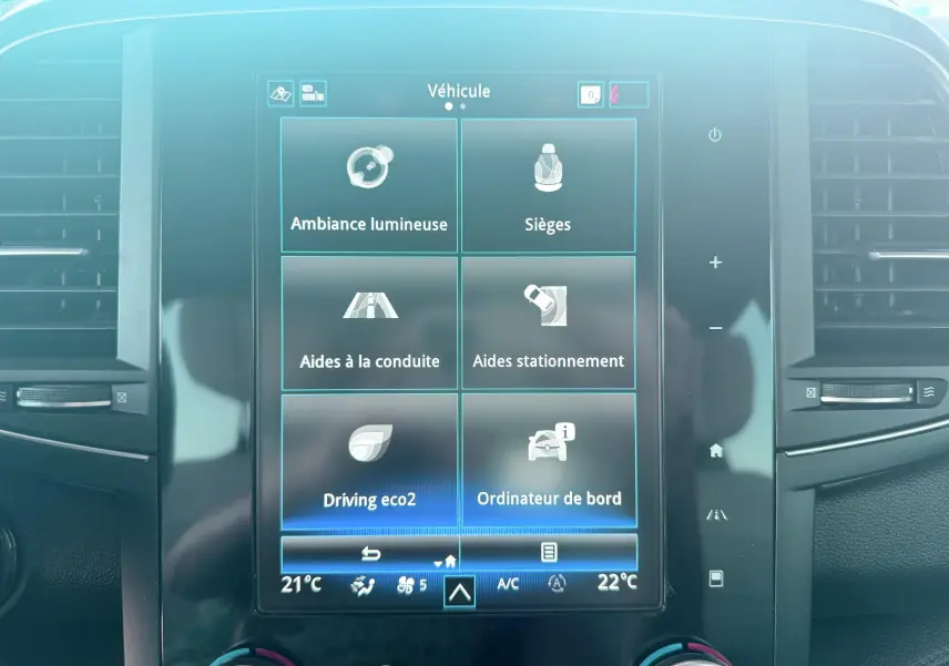 Écran tactile central du tableau de bord Renault Koleos 2021 affichant les options de véhicule et climatisation.