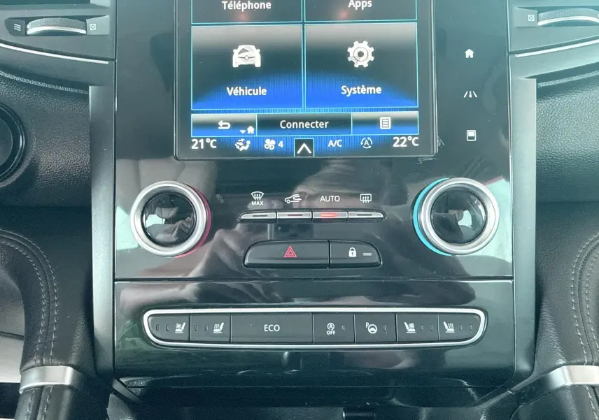 Vue rapprochée de la console centrale noire du Renault Koleos TCE 160 Initial Paris avec écran tactile et commandes climatisation.