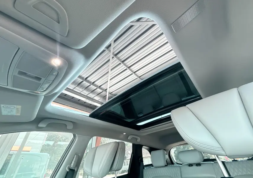 Vue intérieure du toit ouvrant panoramique et des sièges cuir beige clair du Renault Koleos TCE 160 Initial Paris 2021.