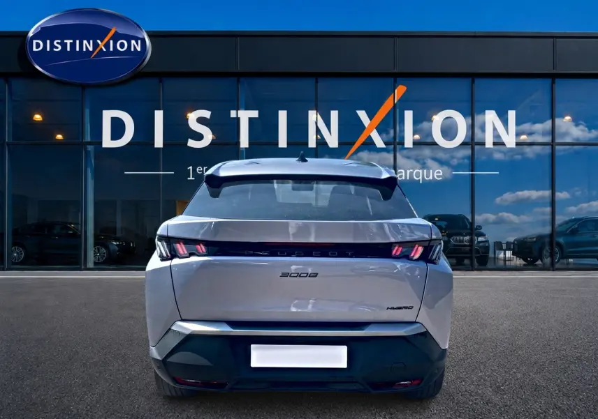 Vue arrière d'un Peugeot 3008 gris 2025 avec feux LED caractéristiques et becquet arrière visible.