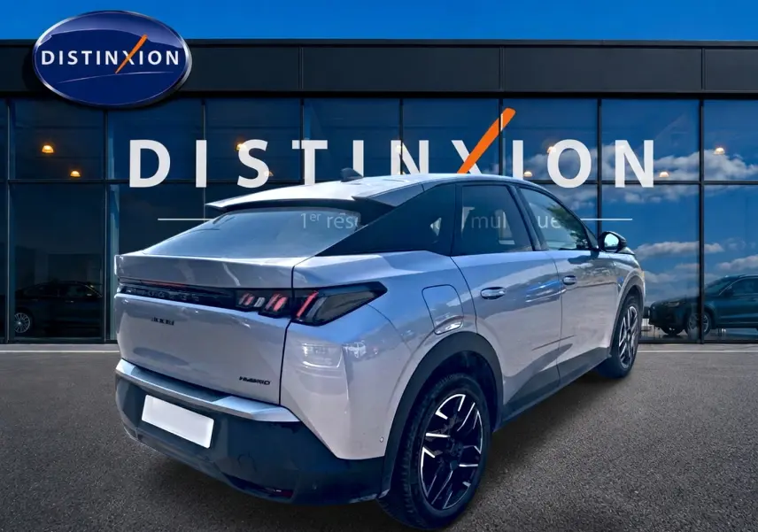 Peugeot 3008 gris 3/4 arrière droit, jantes alu noires, feux arrière LED, becquet et toit noir contrasté.