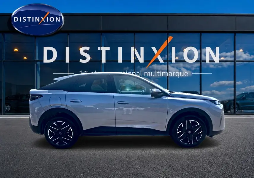 Vue latérale droite du Peugeot 3008 gris 2025 avec jantes alliage noires devant une vitrine Distinxion.