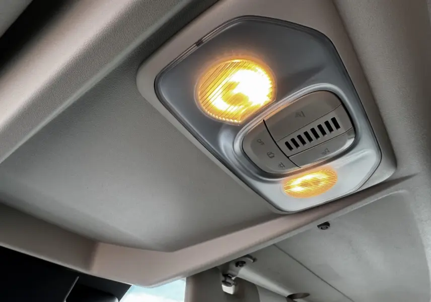 Plafonnier intérieur allumé avec commandes de lumière, vue du plafond du Peugeot Boxer Fourgon blanc 2026.