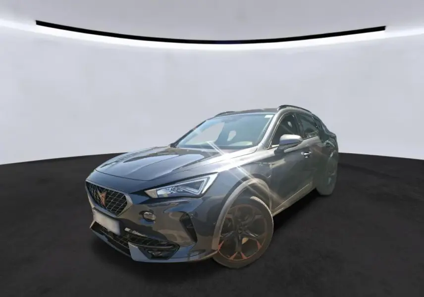CUPRA Formentor gris magnétique en 3/4 avant droit, avec jantes alliage 19 pouces Black Copper et calandre marquée Copper.