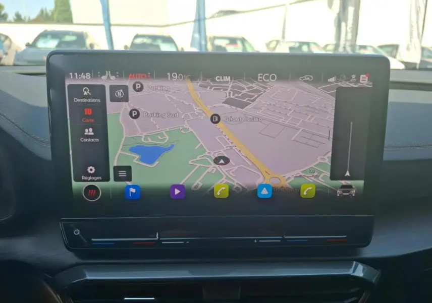 Vue intérieure centrée sur l'écran tactile de navigation du CUPRA Formentor 1.4 e-Hybrid 2024 avec tableau de bord noir.