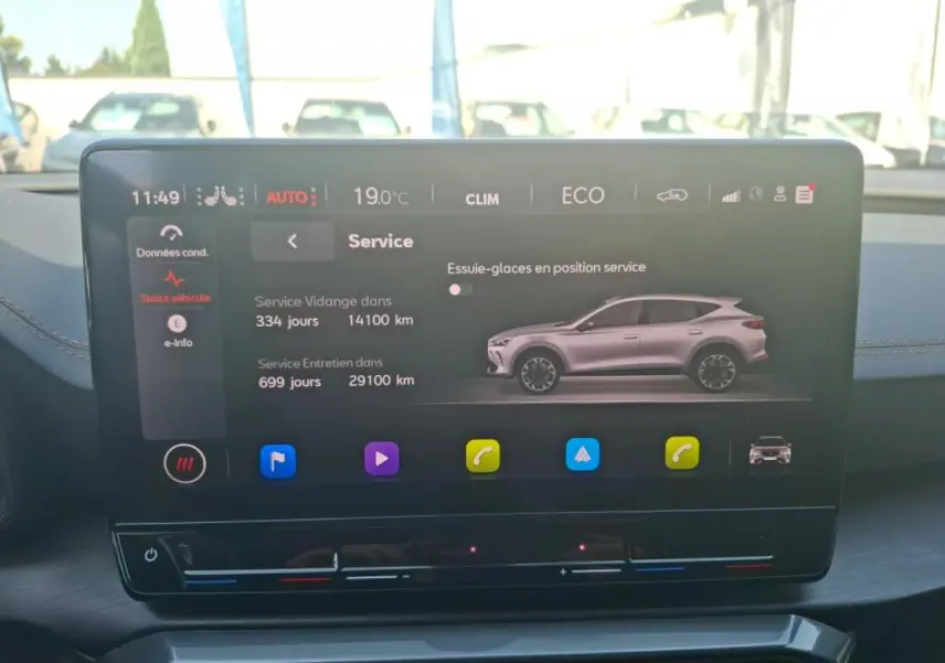 Écran tactile intérieur affichant un profil latéral gris du CUPRA Formentor 1.4 e-Hybrid 2024 en mode service.