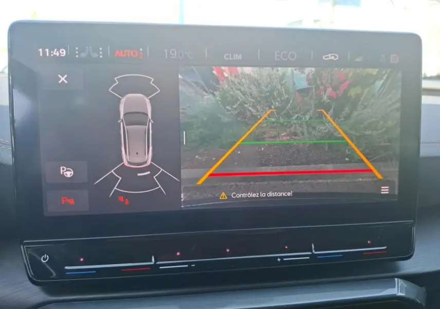 Écran tactile intérieur du CUPRA Formentor 2024 montrant la caméra de recul avec guidage de stationnement.