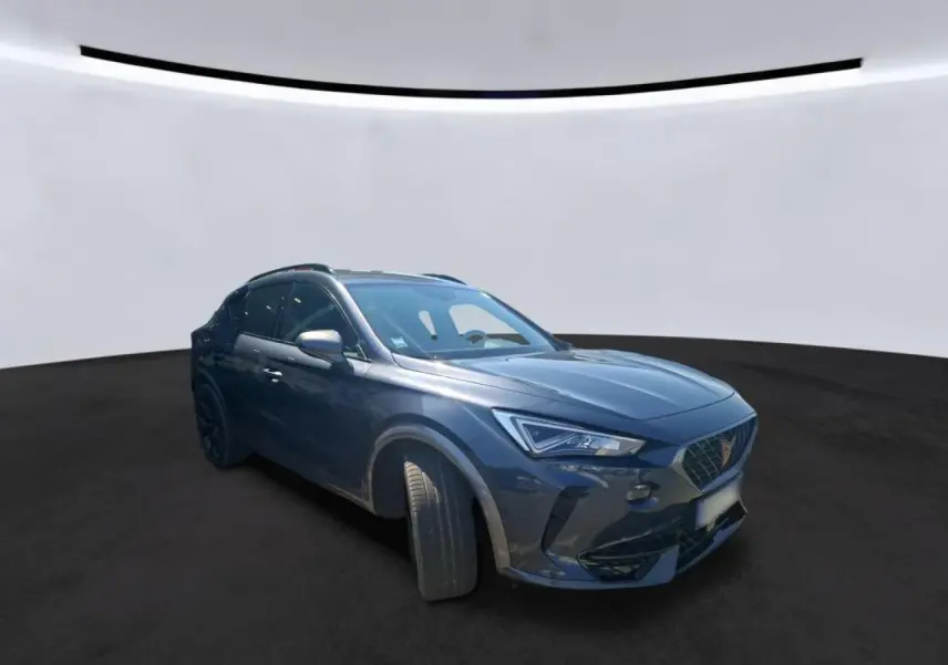 Vue 3/4 avant droit d'un CUPRA Formentor gris magnétique avec jantes alliage noires et détails noirs contrastants.
