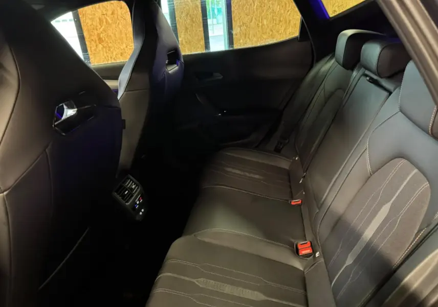 Vue intérieure arrière du CUPRA Formentor 2024 avec sièges baquets en textile noir Asphalte et surpiqûres contrastantes.