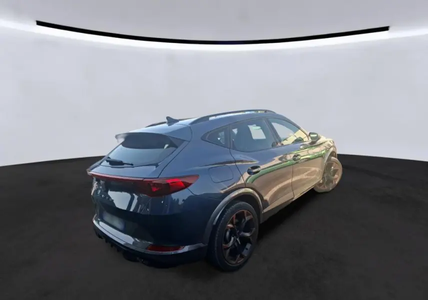 Vue 3/4 arrière droite du CUPRA Formentor gris avec jantes alliage noires et feux arrière à bandeau LED.
