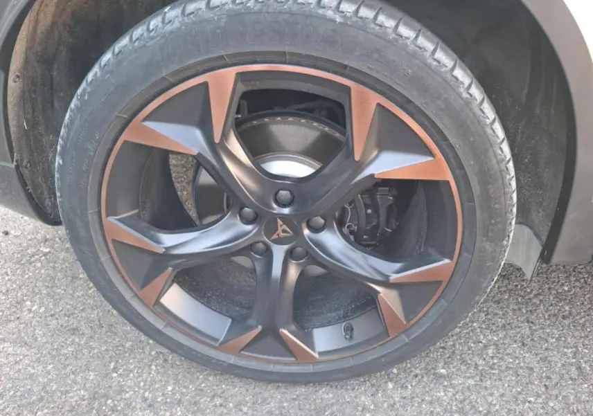 Gros plan sur la jante alliage 19 pouces Black Copper du CUPRA Formentor gris, avec logo Cupra au centre.