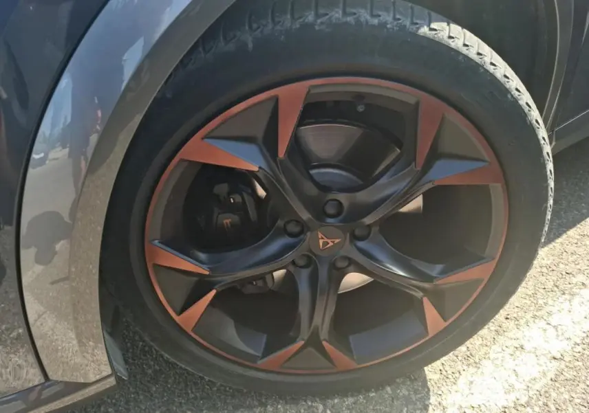 Gros plan sur la jante alliage 19 pouces Black Copper du CUPRA Formentor gris, avec logo Cupra central.