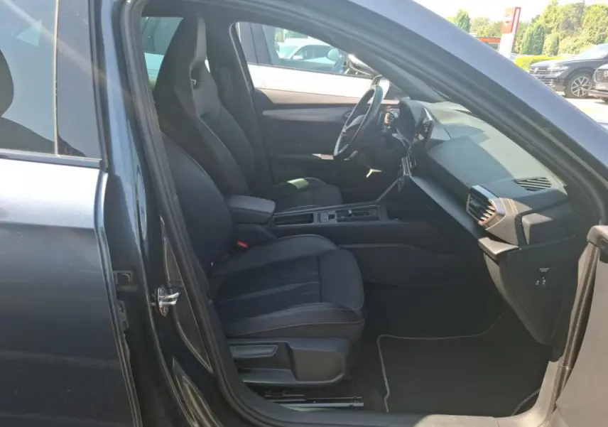 Intérieur côté conducteur du CUPRA Formentor gris 2024, sièges baquets noirs et planche de bord épurée.