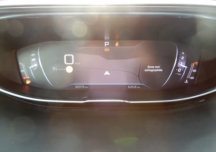 Affichage numérique du tableau de bord du Peugeot 5008 BlueHDi 130, indiquant 32075 km et zone non cartographiée.