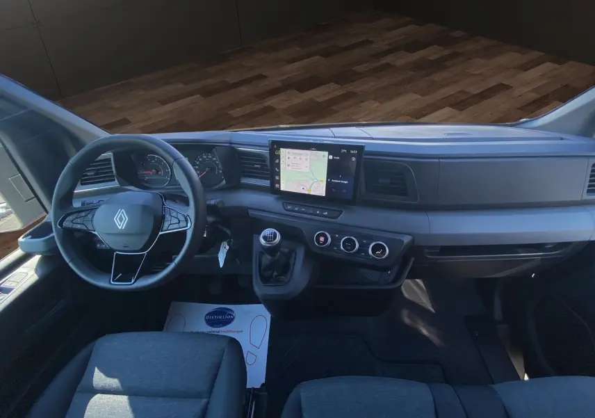 Vue intérieure du tableau de bord du Renault Master 2025 avec volant multifonction et écran tactile central.