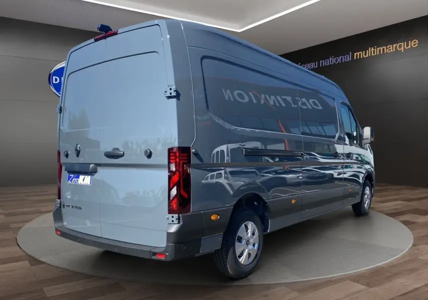 Renault Master gris urbain vu en 3/4 arrière droit, fourgon utilitaire avec portes arrière tôlées ouvertes à 270°