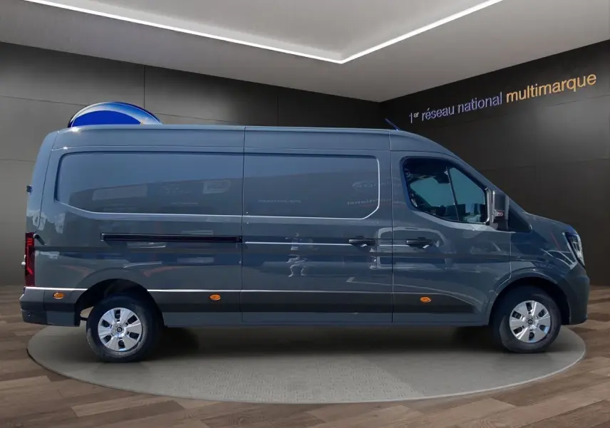 Renault Master 2025 gris urbain en profil droit, fourgon utilitaire avec portes arrière tôlées ouvertes à 270° visibles en arrière-plan.