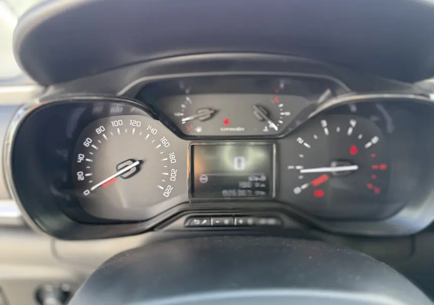 Tableau de bord de la Citroën C3 1.5 BlueHDi 100ch 2023, affichage numérique et compteurs analogiques nets.