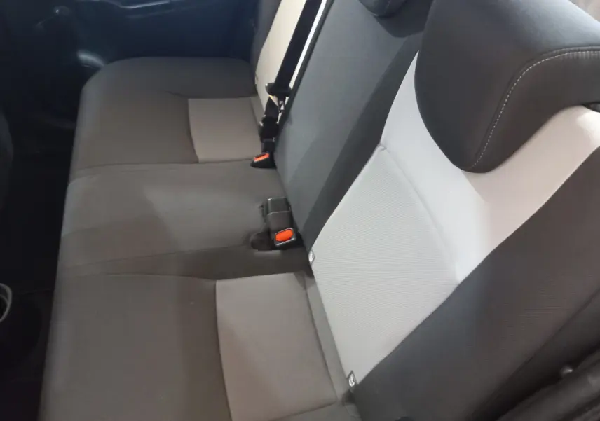 Banquette arrière bicolore gris clair et foncé de la Toyota Yaris 1.5 Hybrid vue côté droit, avec ceintures et appuie-têtes.