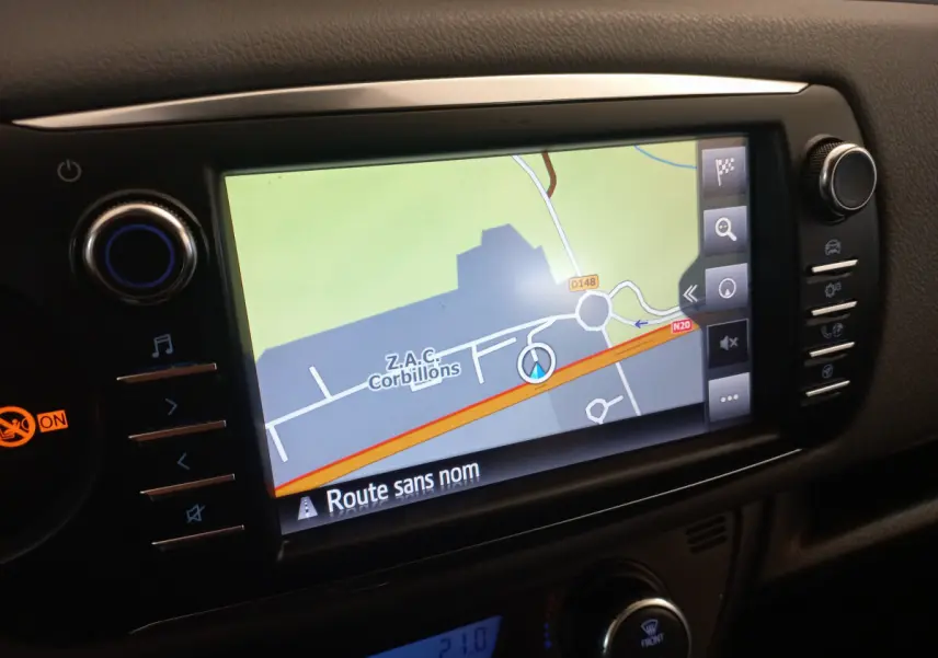 Écran tactile de navigation 7 pouces de la Toyota Yaris 1.5 VVT-I Hybrid France Business, vue rapprochée intérieure.