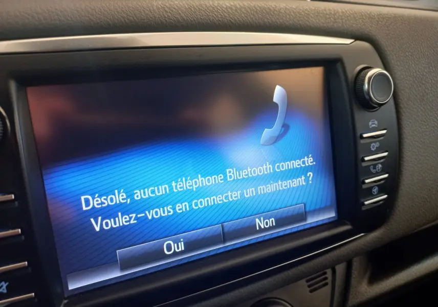Écran tactile central de la Toyota Yaris noire 2018 affichant un message Bluetooth sans téléphone connecté.