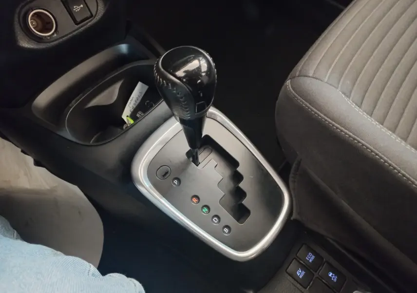 Le levier de vitesses automatique noir de la Toyota Yaris hybride 2018, vu en plongée côté siège conducteur.