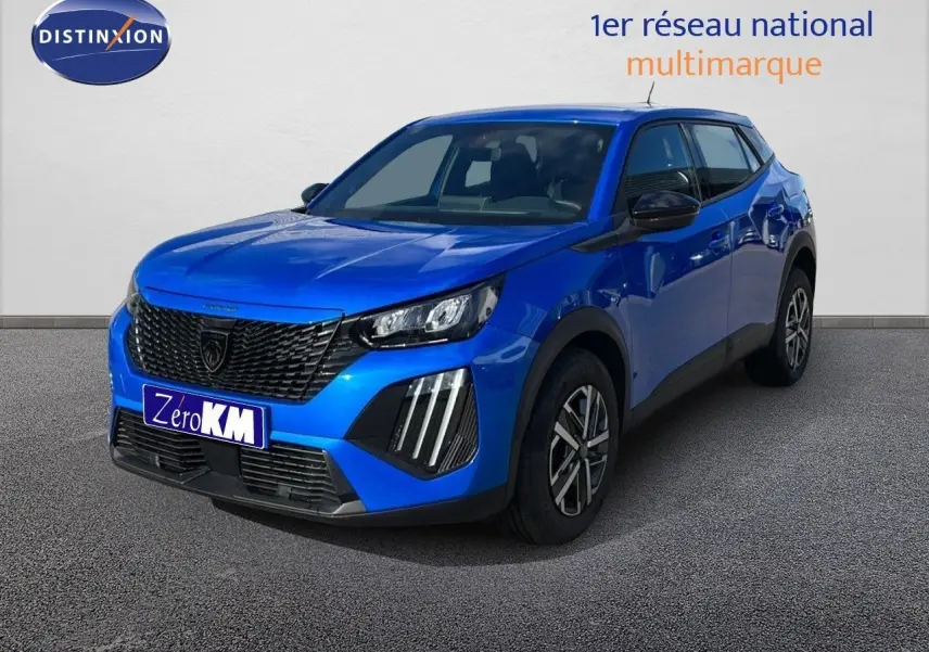 Peugeot 2008 bleu Vertigo métal en 3/4 avant droit, avec calandre noire et feux LED distinctifs.
