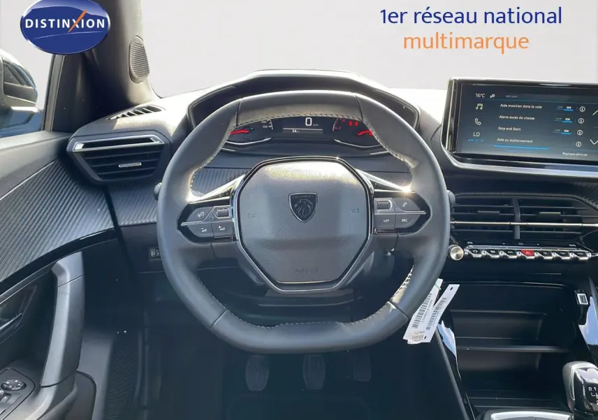 Vue intérieure centrée sur le volant et le tableau de bord d'une Peugeot 2008 2024, avec écran tactile et finitions noires.