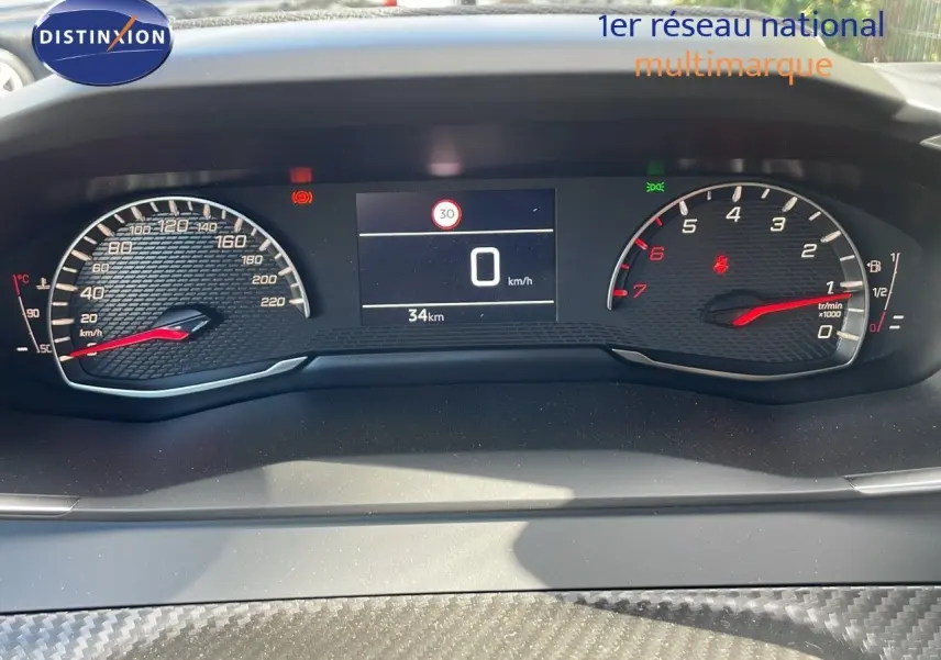 Tableau de bord numérique du Peugeot 2008 2024, affichage vitesse et compte-tours, intérieur moderne et épuré.