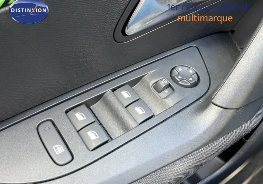 Gros plan sur les commandes des vitres et rétroviseurs côté conducteur de la Peugeot 2008 1.2 PureTech 2024, intérieur noir.