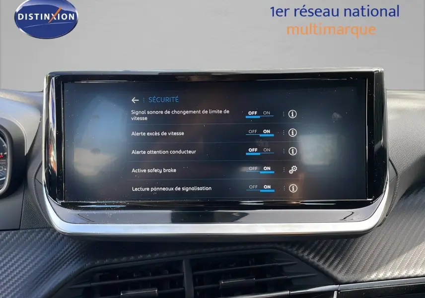 Vue intérieure centrée sur l’écran tactile du tableau de bord du Peugeot 2008 2024, ambiance moderne et finition carbone.