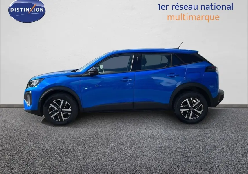 Vue de profil côté gauche d’un Peugeot 2008 bleu Vertigo Metal avec jantes noires et toit noir, version 2024.