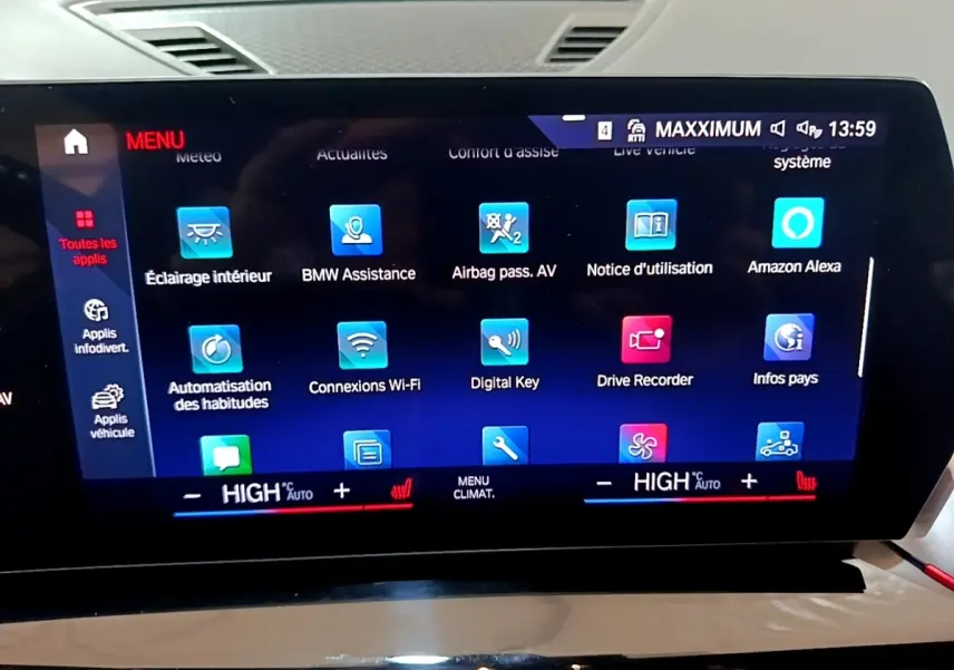 Écran tactile central du tableau de bord du BMW X1 xDrive23i M Sport 2023 affichant le menu des applications.