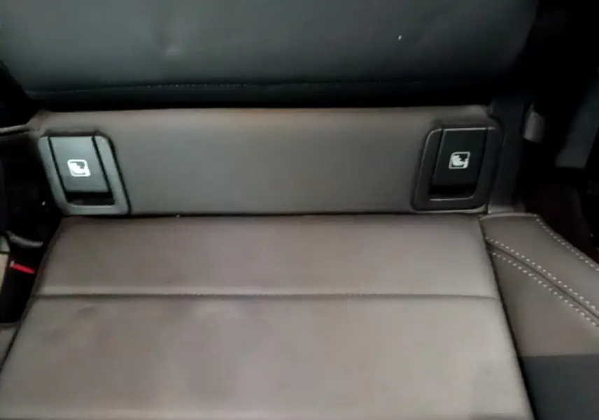 Détail des commandes de rabattement des sièges arrière en cuir noir du BMW X1 xDrive23i M Sport 2023.