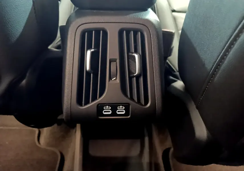 Gros plan sur la console arrière noire du BMW X1 xDrive23i M Sport 2023 avec aérateurs et ports USB-C.