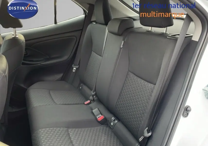 Vue intérieure côté droit montrant la banquette arrière en tissu noir de la Toyota Yaris Cross blanc pur 2024.