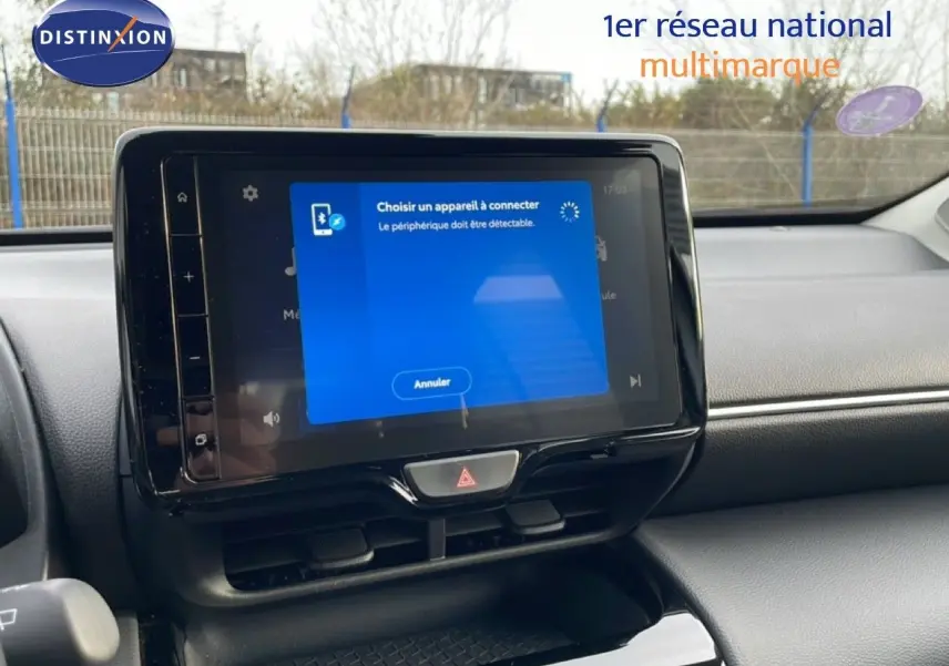 Vue avant intérieure sur l'écran tactile du tableau de bord d'une Toyota Yaris Cross blanc pur 2024.