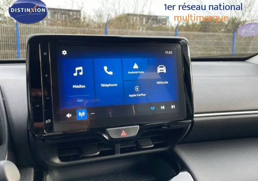 Écran tactile central de la Toyota Yaris Cross 1.5 Hybrid blanc pur, vue intérieure du tableau de bord.